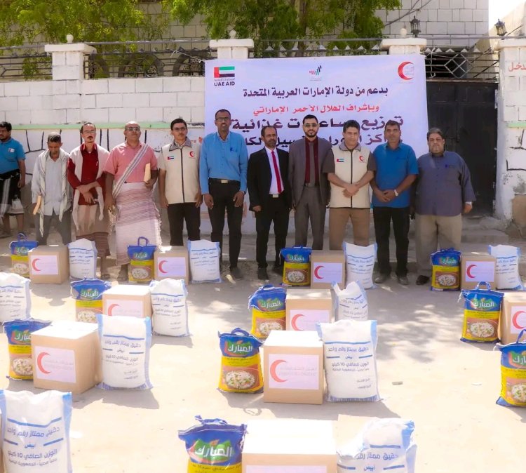 استمراراً للدعم الإنساني الإماراتي.. توزيع مساعدات غذائية لمرضى مركز الأورام بشبوة