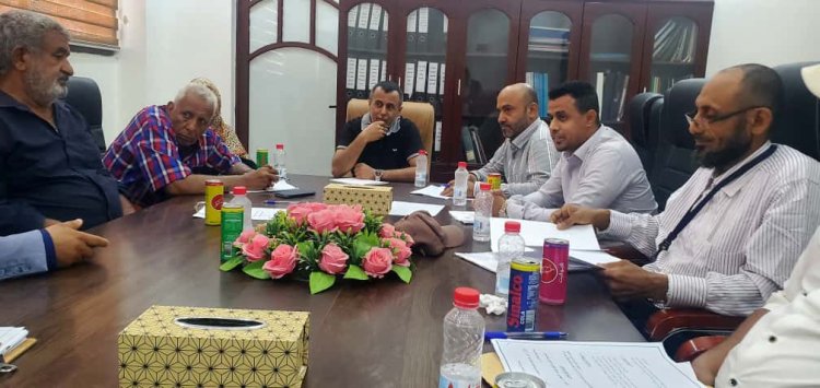 العُمري يطّلع على التقرير الفصلي لمكتب الصناعة ويوجه بإصدار قائمة سعرية موحّدة خلال أسبوع لتعزيز حماية المستهلك