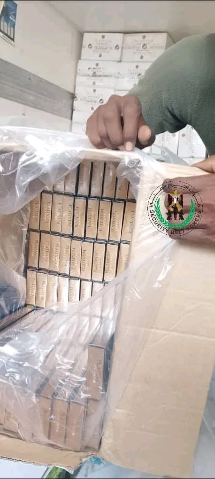 قوات الحزام الأمني بلحج تضبط كمية كبيرة من السجائر المهربة في نقطة الحسيني