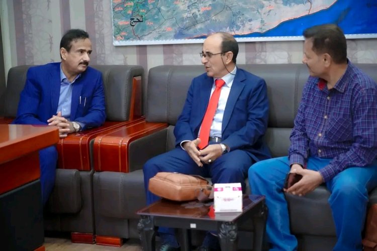 المحافظ بن الوزير يبحث مع قيادة الهيئة العامة للتأمينات والمعاشات سبل تطوير أداء فرع الهيئة بالمحافظة