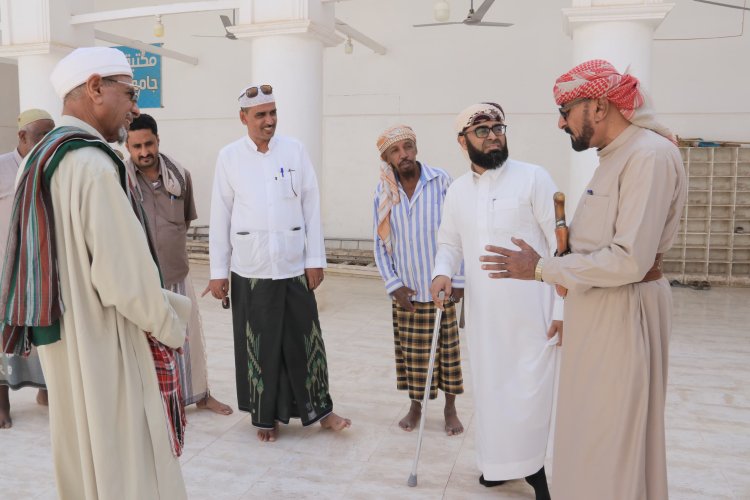 مدير عام شبام ومدير عام مكتب وزارة الاوقاف والإرشاد بالوادي يتفقدان أعمال ترميم جامع هارون الرشيد التاريخي