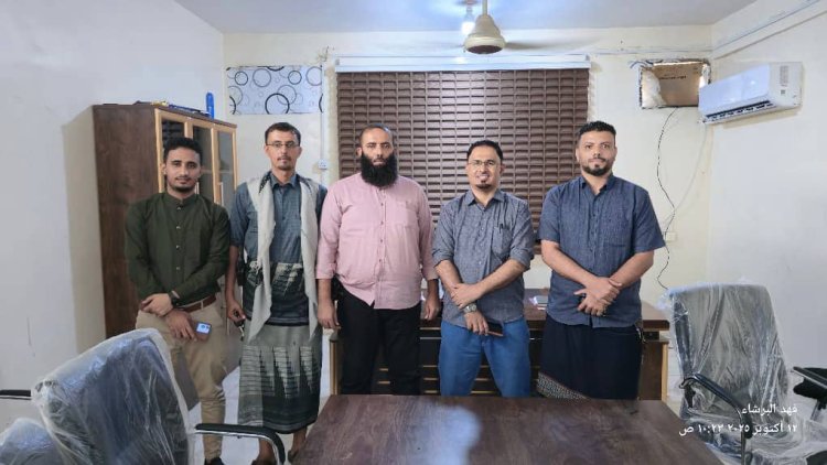 مدير أراضي أبين يستقبل فريق المبادرة الشبابية لترميم الطريق الدولي ويشيد بجهودهم في خدمة المحافظة