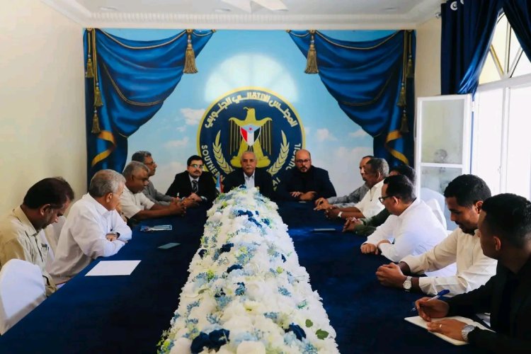 المكلا.. فريق التوجيه والرقابة الرئاسي يلتقي نائب وزير المياه والبيئة