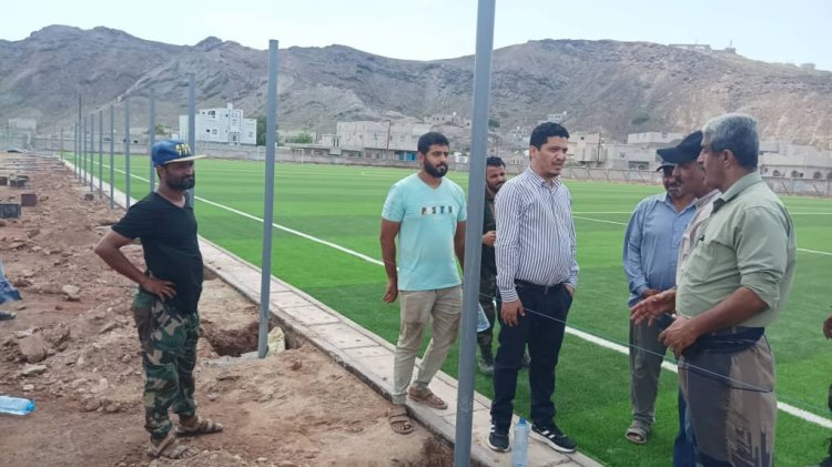 مدير عام البريقة يتفقد سير العمل في مشروع تسييج معلب نادي الجزيرة بمنطقة صلاح الدين