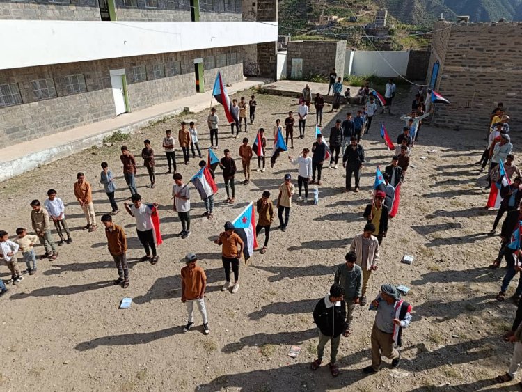 في أجواء وطنية وتربوية مميزة.. ثانوية العمري تكرّم المتفوقين وتحتفي بذكرى الثورة