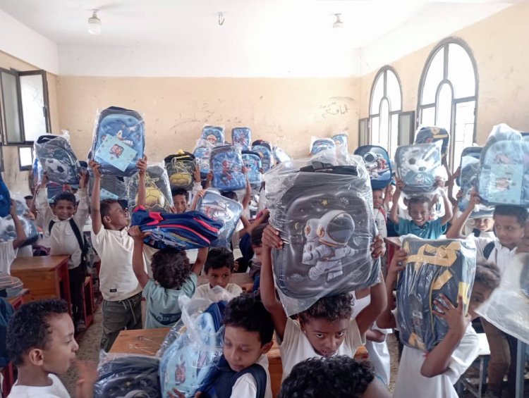 المنظمة الفرنسية (SLF) توزّع أكثر من ألف حقيبة مدرسية دعماً للتعليم في مديرية تبن بلحج