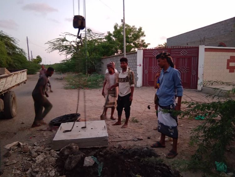 عمال الصرف الصحي بزنجبار ينفذون حملة تصفية شاملة في حارة الإنشاءات وتركيب أغطية جديدة