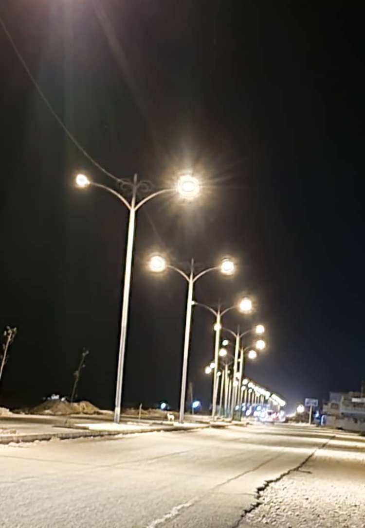 استكمال أعمال صيانة وتحسين إنارة المدخل الشرقي لمدينة الحامي ضمن حملة مكتب الأشغال بالشحر