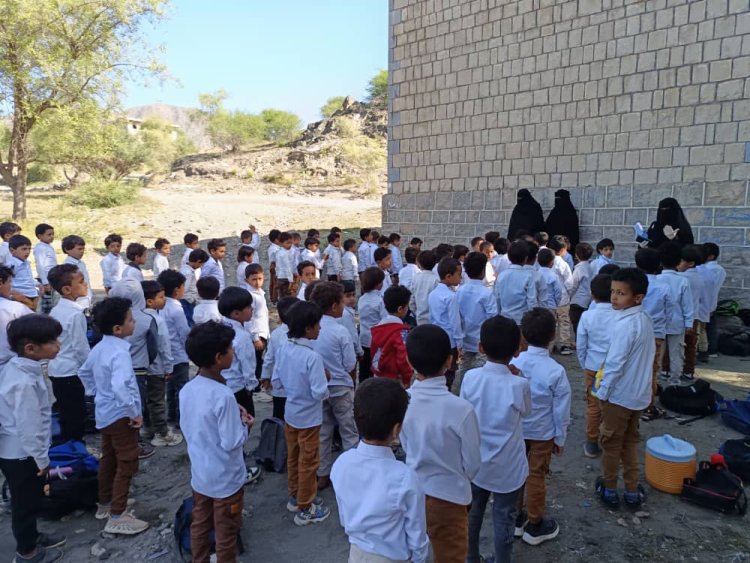 رجل خير يتكفّل بثلاث معلمات لتعليم تلاميذ الصف الأول بمدرسة يسلم حسين بمنطقة رخمة بيافع رصد.. وآخران يطبعان كتباً مدرسية دعماً للتعليم