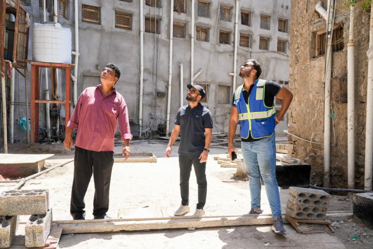 مدير صيرة يتفقد أعمال ترميم خلفيات المنازل الاثرية بحي الميدان