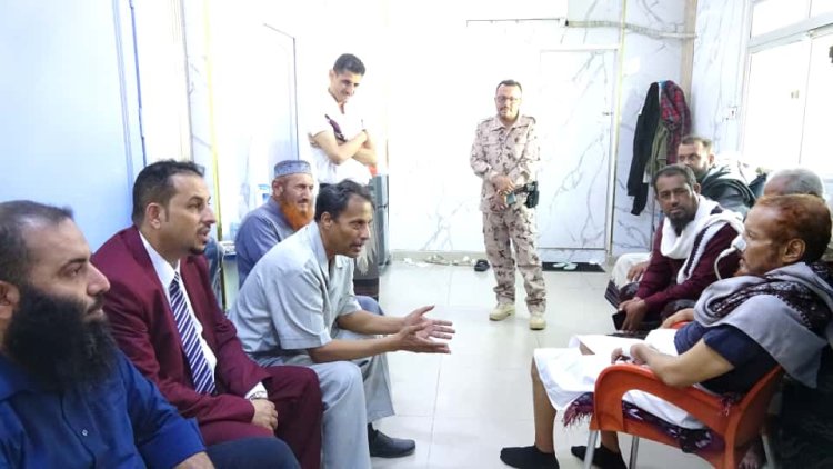 محافظ أبين يتكفل بعلاج عميد الأسرى الجنوبيين العميد أحمد عمر المرقشي على نفقة المحافظة