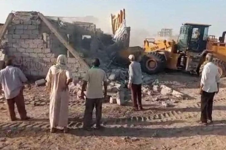 المقدم الحالمي أثناء إزالة أبنية عشوائية بخور مكسر.. مستمرون في إزالة العشوائيات وارجاع الحقوق لأصحابها