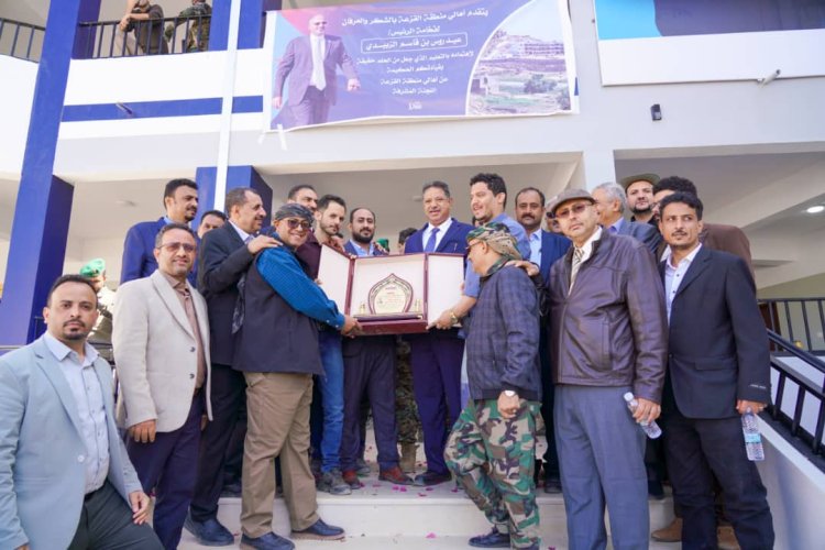 أسرة الشهيد يحيى الشوبجي تكرم الشيخ محسن القشم بدرع الوفاء تقديرًا لعطائه الإنساني ومواقفه الوطنية