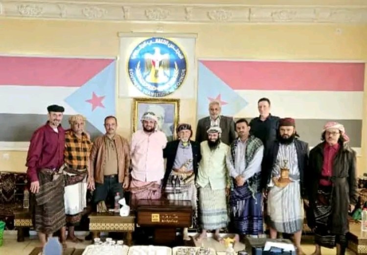 العميد الوالي يزور الشيخ عبدالرب النقيب للاطمئنان على صحته ويثمن مواقفه الوطنية