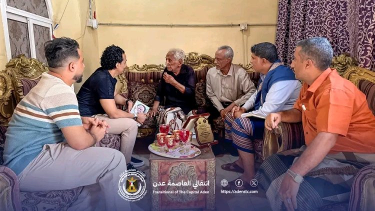 السقاف يزور الشاعر المخضرم عبدالله عبدالكريم للاطمئنان على صحته