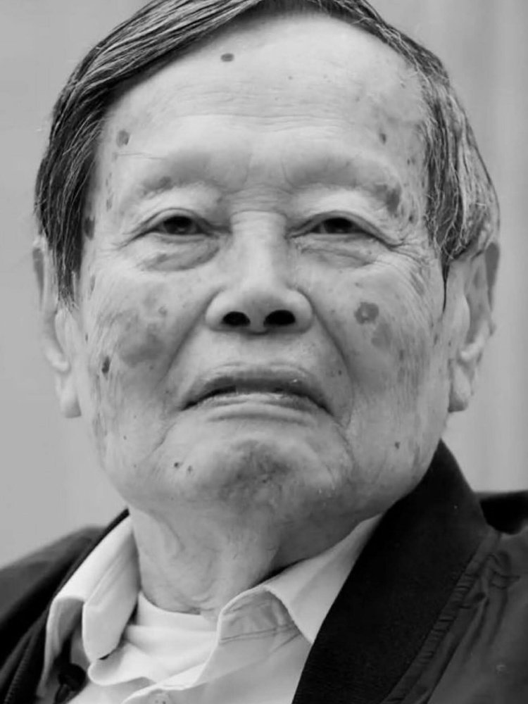 وفاة صاحب نظرية يانغ-ميلز عن عمر 103