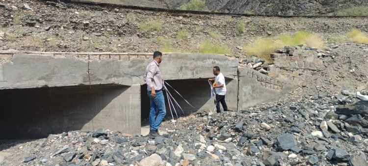 فريق هندسي ينفذ نزولًا ميدانيًا إلى منطقة ثنهة بسرار لإعداد دراسة حول أضرار السيول