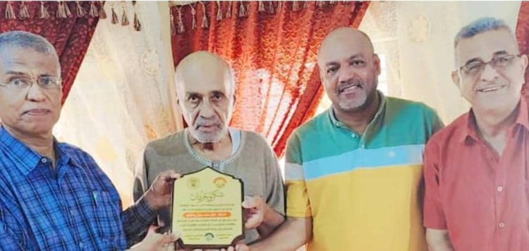 لجنة كأس حضرموت الثقافية تكرّم الإعلامي غالب بافطيم بدرع اللجنة لعام 2025