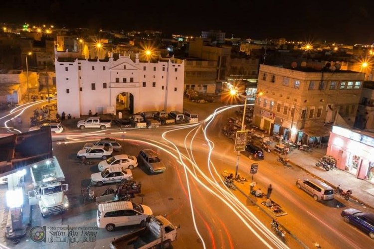 مكتب الأشغال بالشحر يباشر تحقيقاً ميدانياً لمعرفة مصدر الروائح غير المعتادة في المدينة