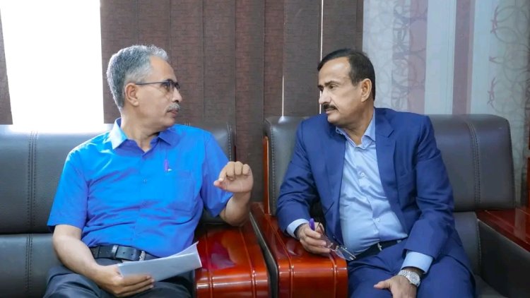 المحافظ بن الوزير يبحث مع مدير عام عتق سير المشاريع ويوجّه بإعلان مناقصة إنشاء مدرسة لَجَب