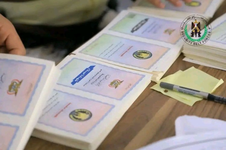 قوات الحزام الامني تضبط أوراقًا ثبوتية غير قانونية قادمة من مناطق الحوثيين