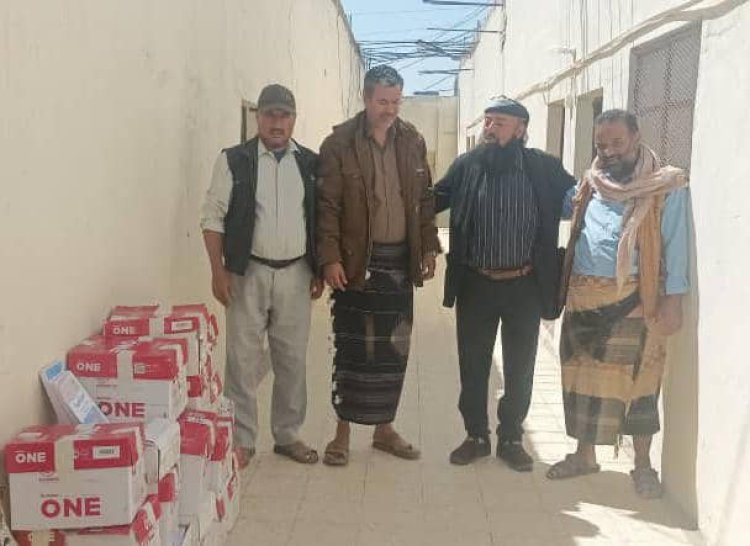 انتقالي يافع لبعوس يسلم إدارة مكتب التربية والتعليم بالمديرية كتب مدرسية دعماً للتعليم