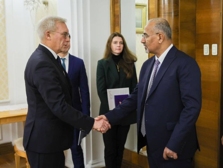 الرئيس الزُبيدي يصل موسكو ويلتقي وزير خارجية روسيا الاتحادية