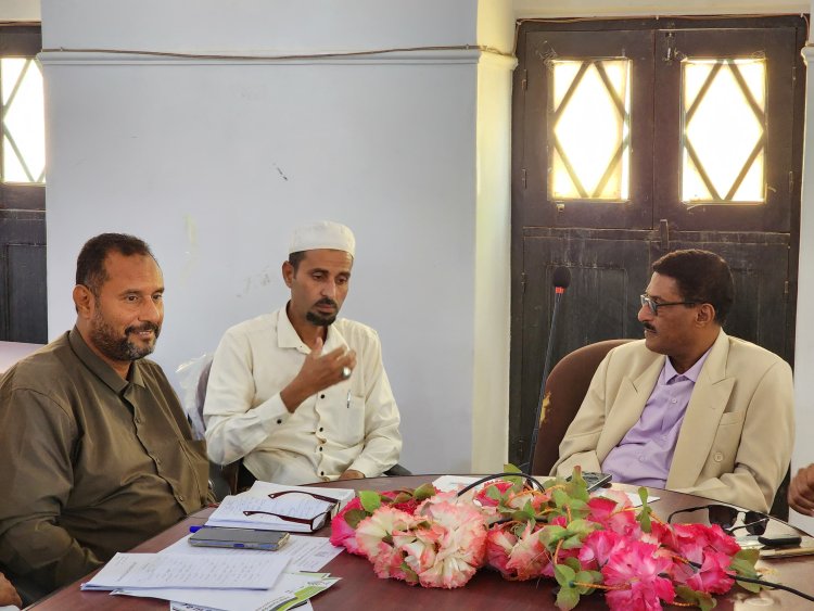 مدير عام تريم يترأس الاجتماع الأول لمجلس إدارة مركز الصادرات الزراعية للبصل والتمور عقب استلامه رسمياً