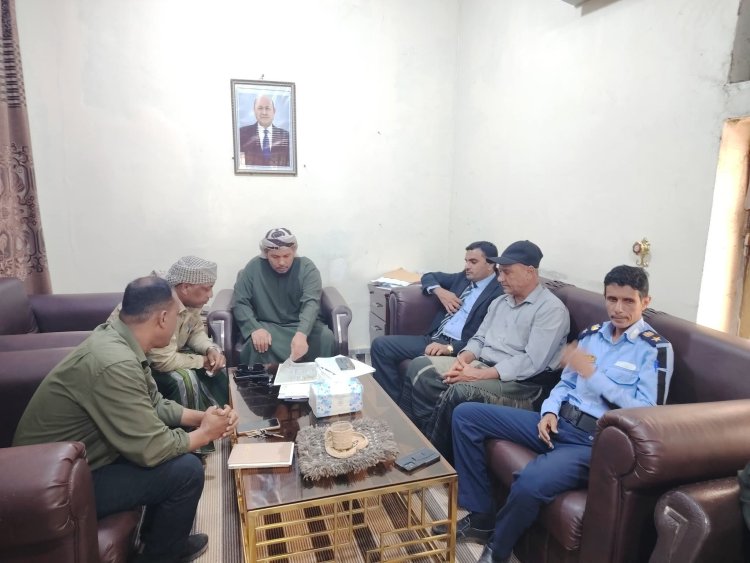 محافظ سقطرى يوجه بوضع خطة شاملة لتنظيم حركة النقل والمواقف في مدينة حديبو