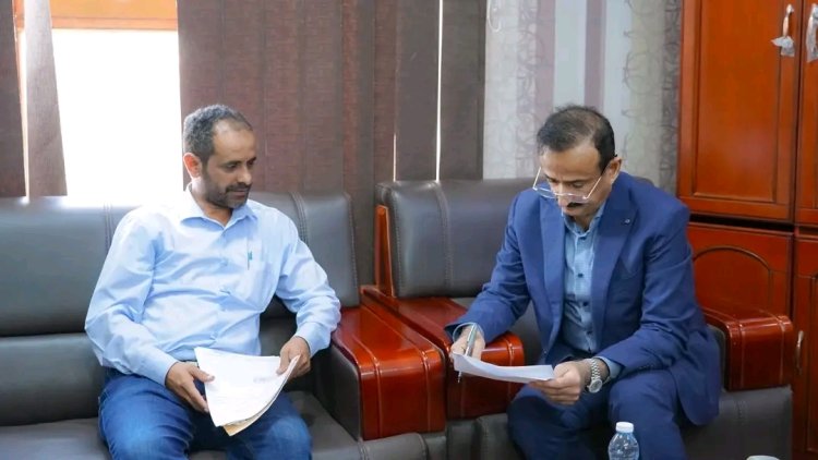 محافظ شبوة يناقش مع مدير عام الصحة ترتيبات إقامة المخيم الطبي لأمراض وجراحة العيون