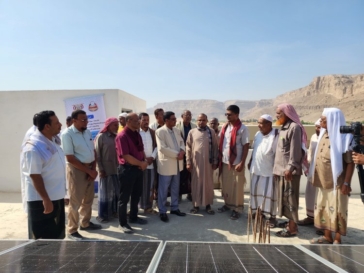 مدير عام تريم يفتتح مشروع الطاقة الشمسية بمدرسة الشيخ الجابري في منطقة الغرف