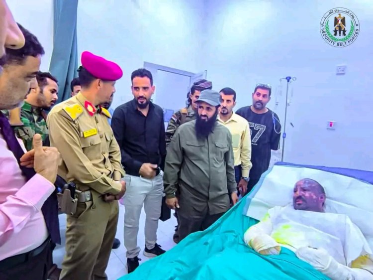 العميدان الوالي واليافعي يزوران جرحى هجوم المحفد الإرهابي في مستشفى عبود العسكري في العاصمة عدن