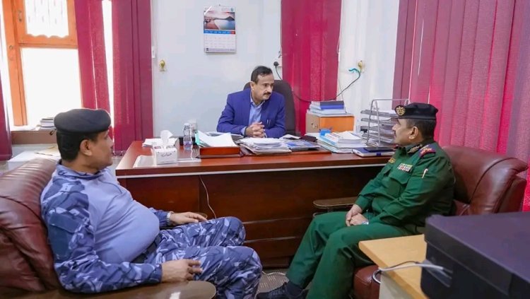 تقديرًا لأمانته ونزاهته.. محافظ شبوة يكرّم جندي شرطة الدوريات وأمن الطرق