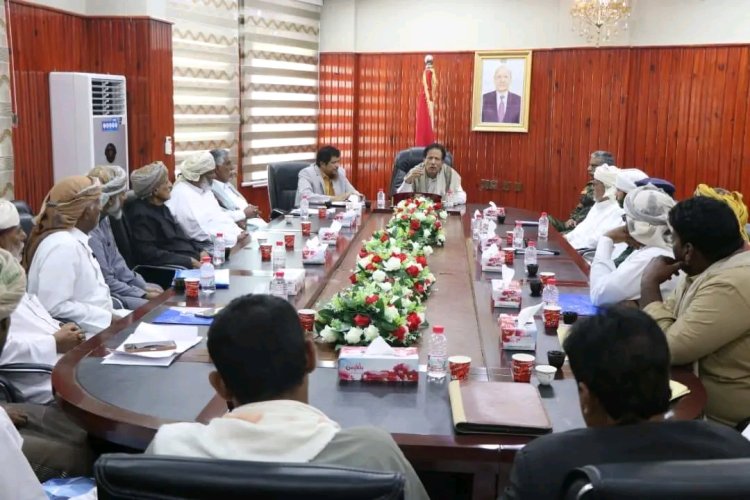 محافظ المهرة يؤكد دعم المشاريع الخدمية في حات ويوجه بإزالة النقاط الأمنية غير القانونية