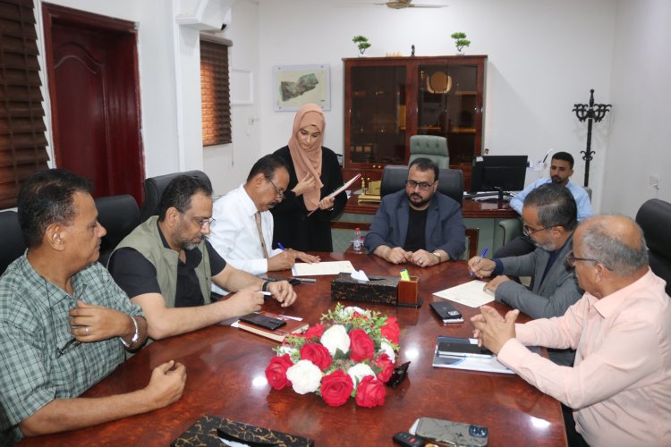 وزير الأشغال يشهد توقيع عقد الرعاية الصحية لموظفي صندوق صيانة الطرق والجسور وأسرهم بعدن