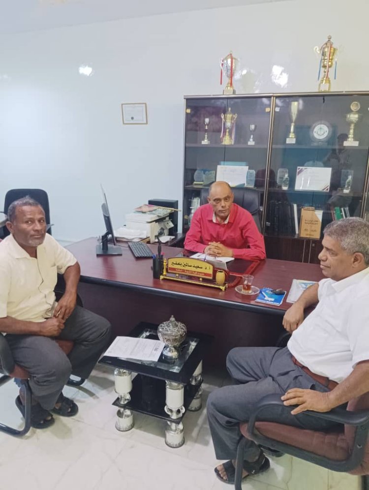 في إطار زياراته الميدانية.. فريق التوجيه والرقابة الرئاسي يزور كلية التربية بجامعة حضرموت