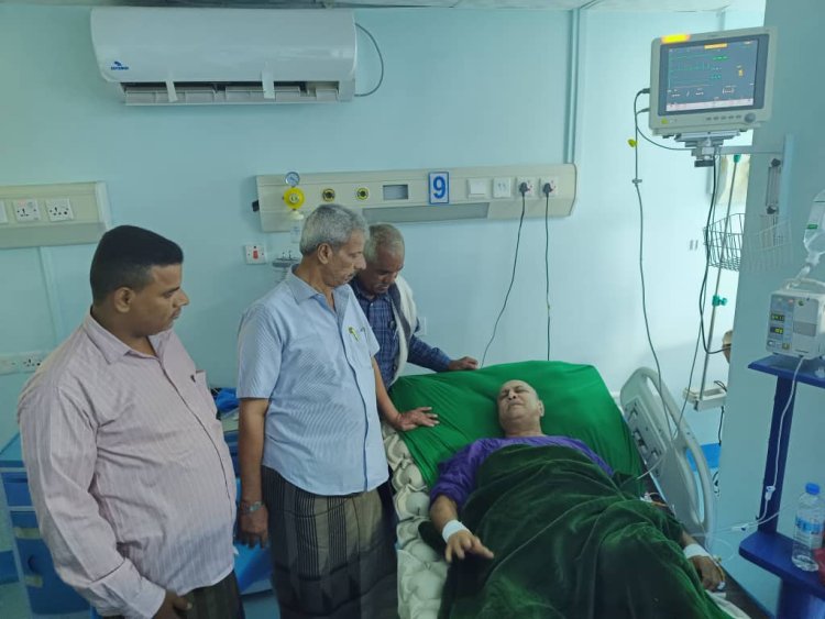 محافظ لحج التركي يزور مدير عام تبن للاطمئنان على صحته بعد نجاح العملية القلبية