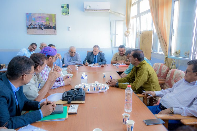 رئيس جامعة عدن يؤكد دعم الكليات العلمية خلال تفقده كلية العلوم بخورمكسر