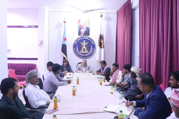 فريق التوجيه والرقابة الرئاسي يلتقي بممثلي منظمات المجتمع المدني في المهرة