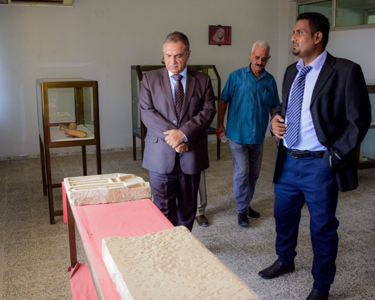 رئيس جامعة عدن يدشن منظومة مراقبة حديثة في متحف الجامعة لتعزيز حماية المقتنيات الأثرية