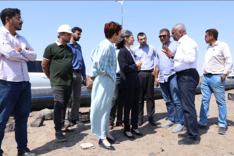 السفيرة الفرنسية ومدير مياه عدن يتفقدان مشاريع منظمة تراينجل لتحسين البنية التحتية المائية في العاصمة