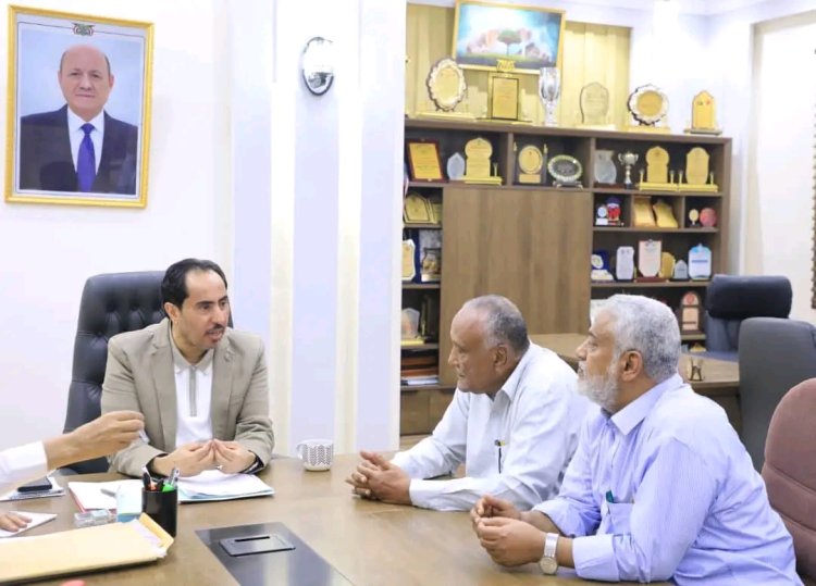 وزير الشباب والرياضة يلتقي رئيس اللجنة المجتمعية لمشروع ترميم ملعب البيتي بجعار