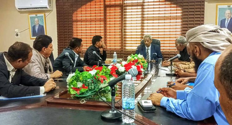 محافظ لحج يؤكد على الانضباط المالي والرقابي ويوجه بضبط الأسعار وتحسين الخدمات في المديريات