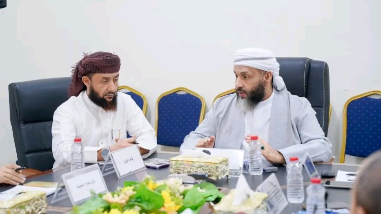 وزير الأوقاف والإرشاد يناقش مع قيادات الوزارة خطط العمل وتحديات الأداء في اجتماع مجلس الوزارة بعدن