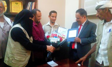 تكريم مدير مكتب الصناعة والتجارة بلحج عبدالرب الجعفري نظير عطائه وجهوده في تطوير الأداء الإداري