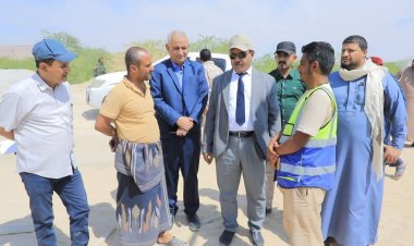 الوكيل العامري يتفقد سير الأعمال في مشروع جسر مدوده بمدينة سيئون