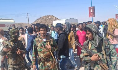 شبوة: الأجهزة الأمنية والعسكرية تبدأ بحصر المهاجرين الأفارقة تمهيدًا لترحيلهم من مدينة عتق