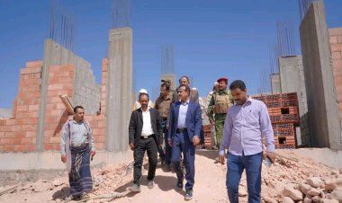 محافظ شبوة يتفقد أعمال التوسعة الجارية للمدينة الطبية ومستوى الانجاز بمركز علاج سؤ التعذية بمدينة عتق