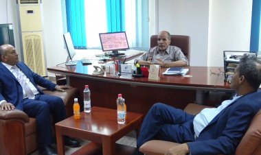 مخالفات بروتوكولية في لقاء حكومي وصناعي تثير استياء.. ونائب مدير تنفيذي في شركة أسمنت واعلام وزارة الصناعة يتصدران المشهد بشكل غير مبرر