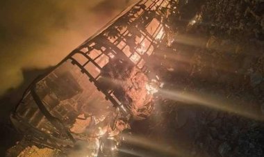 أبين.. حريق يلتهم باص نقل جماعي بالكامل في العرقوب ووفاة عدد كبير من الركاب